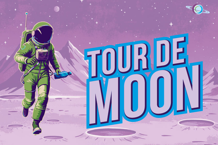 tourdemoon_900x600 Illustration eines Astronauten in grünem Raumanzug, der auf einer fantasievoll dargestellten Mondlandschaft läuft und eine blaue Trinkflasche hält, mit dem Schriftzug „Tour de Moon“ vor einem violetten, sternenbedeckten Weltraumhintergrund.