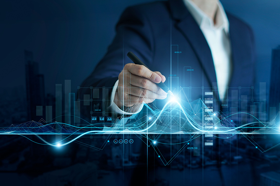 IFB_900x600 Geschäftsmann in Anzug analysiert digitale Datenvisualisierung mit Stift auf virtuellem Bildschirm, Darstellung von Finanzkennzahlen, Diagrammen und Big-Data-Analysen in moderner Technologieumgebung.