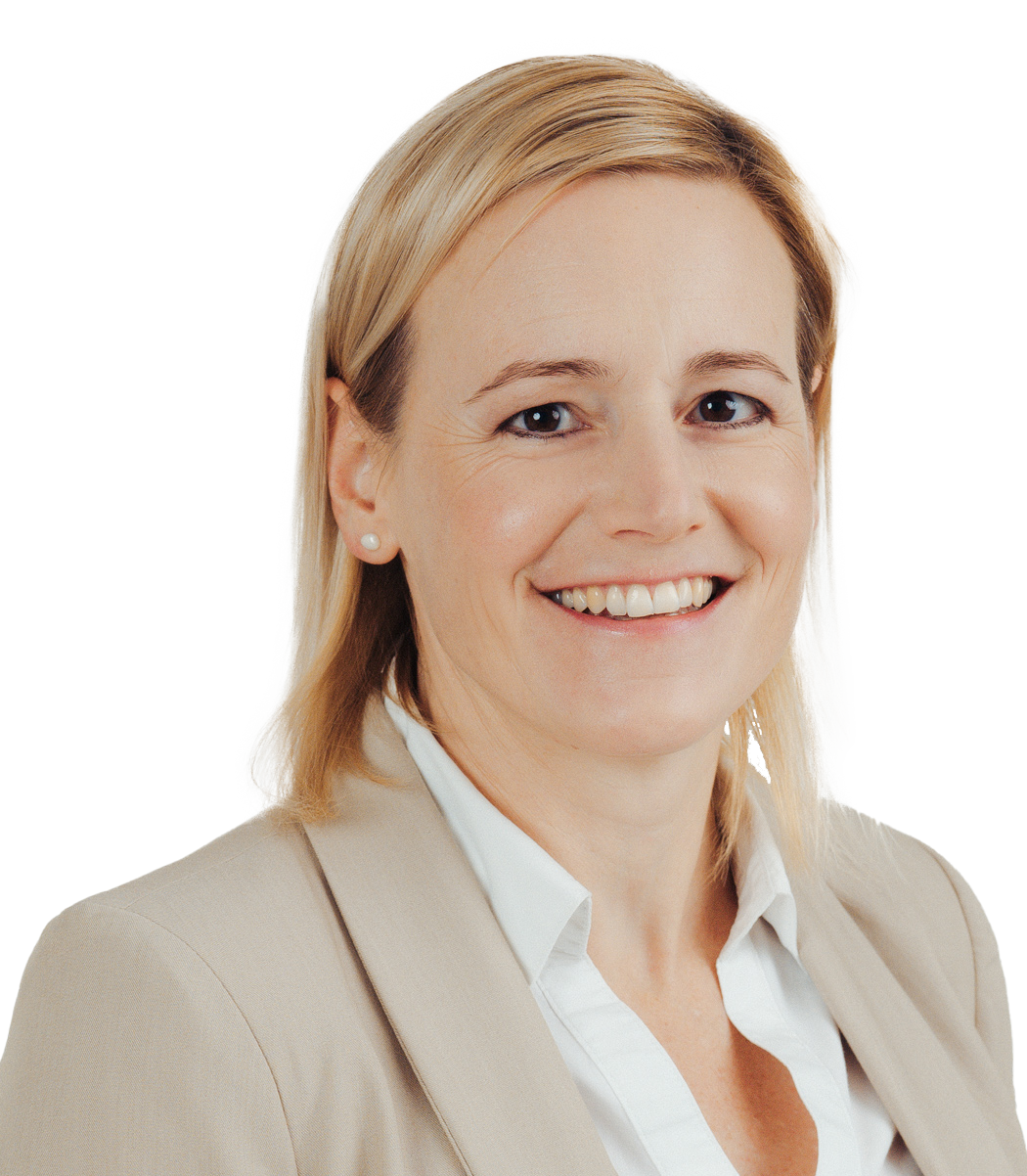 Porträt einer lächelnden Frau mit glatten, schulterlangen braunen Haaren und schwarzer Bluse vor hellem Hintergrund.