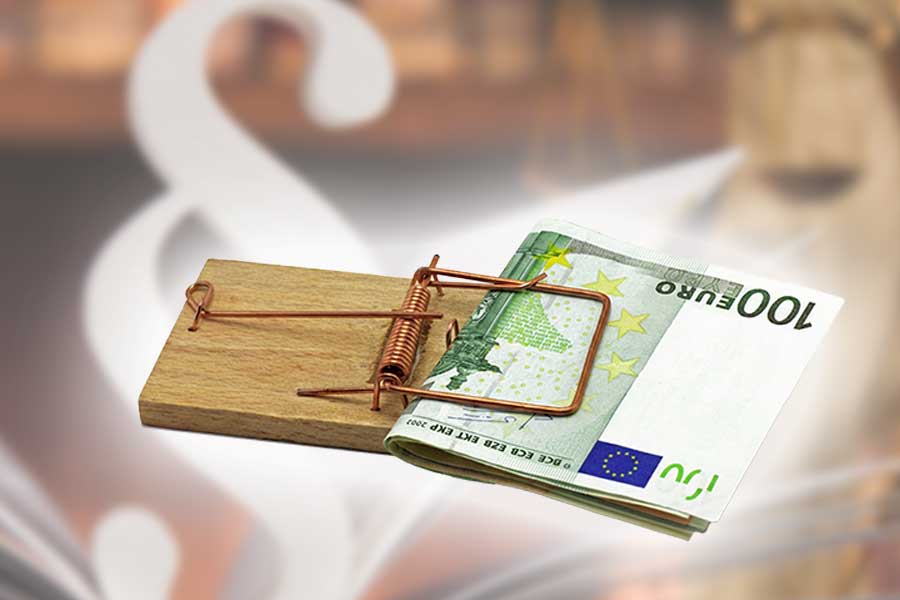 Eine klassische Holz-Mausefalle, in der ein 100-Euro-Schein eingespannt ist, symbolisiert finanzielle Fallen oder rechtliche Risiken im Zusammenhang mit Geld. Im Hintergrund ist unscharf ein Paragrafenzeichen und eine Justizszene zu erkennen – Darstellung von Geldfallen, Betrug oder rechtlichen Konsequenzen im Finanzbereich.