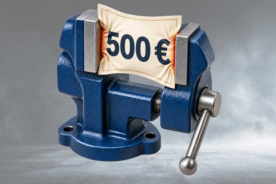 Blauer Schraubstock klemmt einen stilisierten 500-Euro-Geldschein ein – Symbolbild für die steuerliche Belastung der Mitarbeiterprämie.